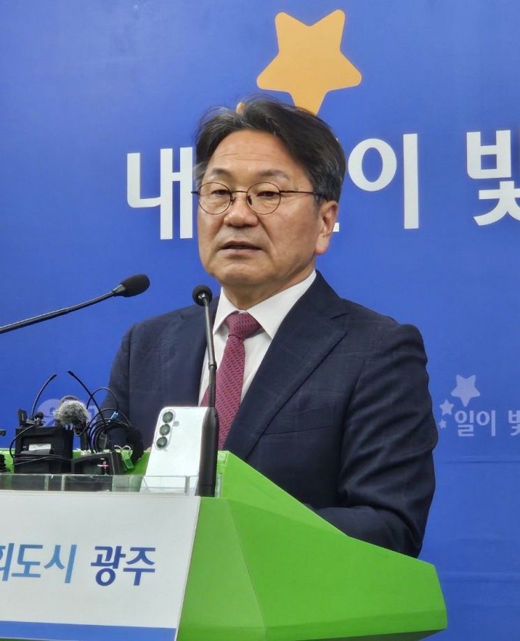 강기정 광주시장이 20일 오전 시청 브리핑룸에서 시내버스 파업 관련, 긴급 기자회견을 하고 있다. 강성수 기자