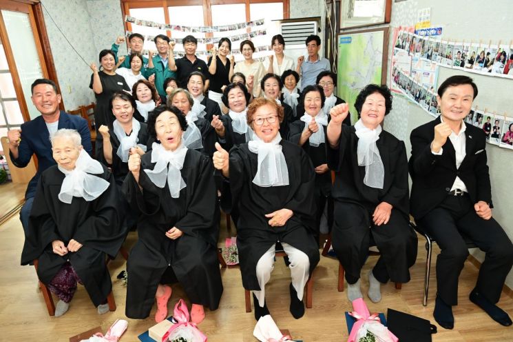“내 이야기, 시가 됐어요”…고령군 다산면, 어르신 특별한 졸업식