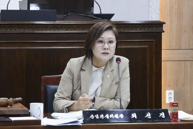 홍성군의 공공건축물 건립사업에 대한 부실과 예상낭비를 지적한 홍성군의회 최선경 의원./홍성군의회 제공