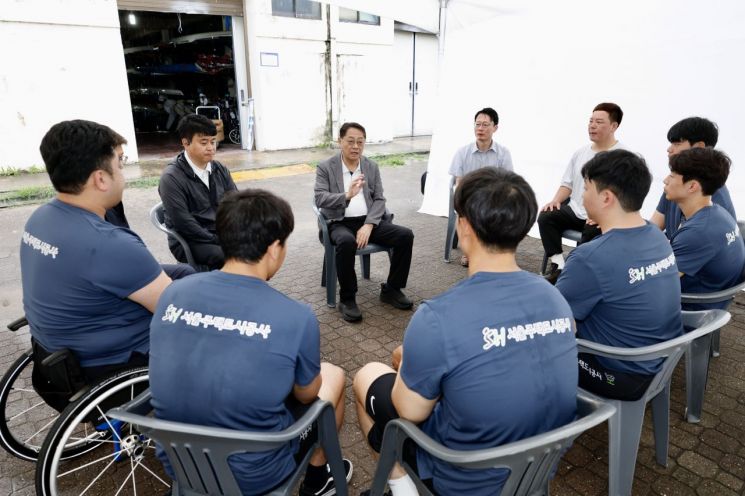 황상하 서울주택도시공사(SH공사) 사장과 장애인 조정팀 선수 및 스태프들이 대화를 나누고 있다. SH공사
