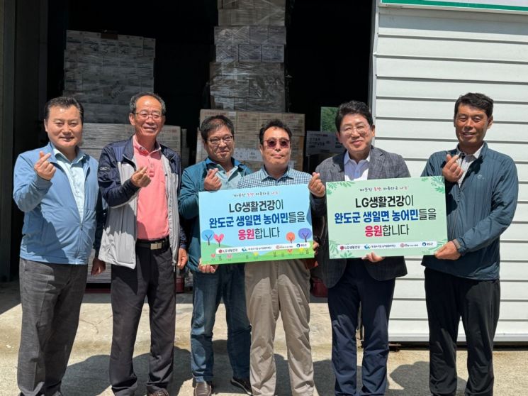 지영배 호남대 산학협력단 특임교수가 전남 완도군 금당면과 생일면에 각각 8,000여만원 상당의 물품을 기부했다. 독자 제공