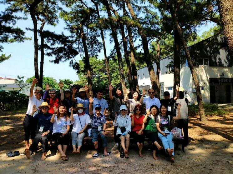 18일 송도 솔밭길에서 진행된 맨발걷기 40선 상반기 강좌 마지막 수업. 포항시 제공