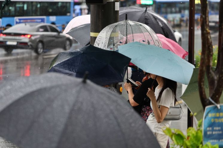 광주·전남은 이번 주말 정체전선의 영향으로 흐리고 비가 내리는 가운데 일부 지역에 120㎜ 이상의 많은 비와 짙은 안개가 예상돼 교통안전에 각별한 주의가 요구된다. 연합뉴스