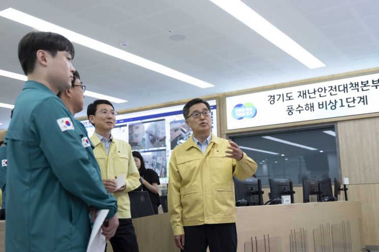 김동연 경기도지사가 20일 경기도 재난안전대책본부를 찾아 관계자들과 이야기를 나누고 있다. 경기도 제공
