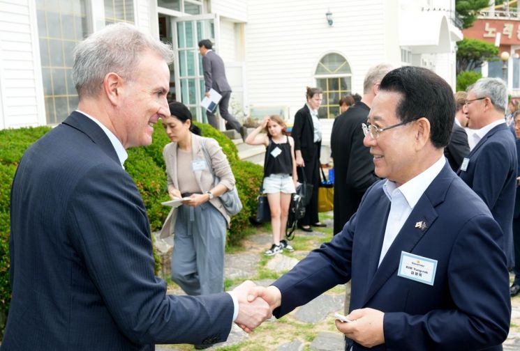 김영록 전라남도지사가 20일 목포에서 열린 ‘주한 EU 대사단 간담회’에 참석, 대사단과 인사를 나누고 있다. 전남도 제공