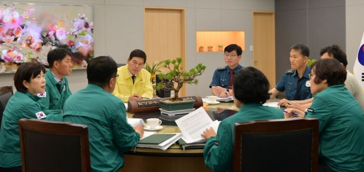 담양군과 담양경찰서는 지난 18일 군청 소쇄원실에서 정철원 군수와 양수근 서장이 참석한 가운데 장마철 자연재난 대비 협력체계를 점검하는 대책 회의를 개최했다. 담양군 제공