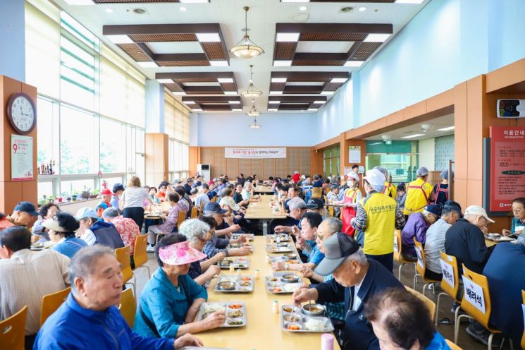 달서구노인종합복지관이 사랑의 한우국밥＆불고기 나눔 데이 행사로 지역 어르신 1200여분께 식사를 대접하고 있다. 달서구노인복지관 제공