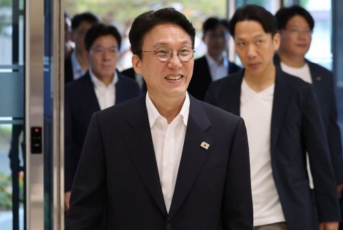 김민석 국무총리 후보자가 20일 대구에서 열린 '인공지능 전환(AX) 연구거점 조성을 위한 경청 간담회'에 참석하기 위해 이동하고 있다. 연합뉴스