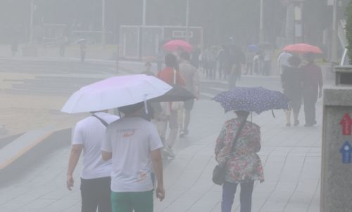 20일 오전 부산 해운대해수욕장에 안개가 잔뜩 끼어 뿌옇게 보이는 가운데 비까지 내리고 있다. 연합뉴스