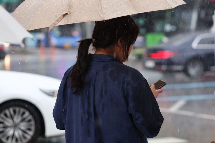 정체전선 영향으로 광주와 전남에 호우특보가 발효된 가운데, 강한 비로 인한 침수와 교통 통제가 이어지고 있어 각별한 주의가 요구된다. 연합뉴스