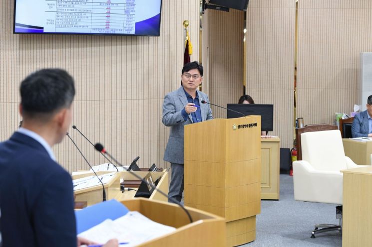 공병철 광주시 광산구의원이 제297회 광산구의회 정례회 제3차 본회의에서 구정질문을 하고 있다.