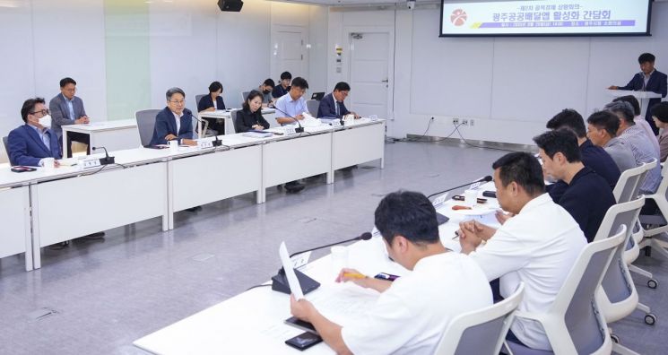 강기정 광주시장이 지난 20일 오후 시청 소회의실에서 배달앱 운영사, 가맹점, 라이더 관계자 등과 광주공공배달앱 활성화 방안을 논의하고 있다. 광주시 제공