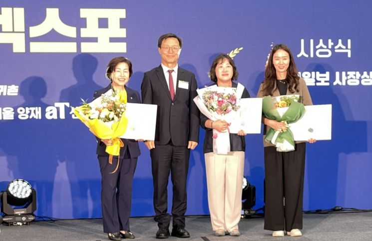 곡성군이 지난 20일부터 사흘간의 일정으로 서울 양재동 aT센터에서 열리고 있는 '국민팜 엑스포'에 참가해 미래농업비전·귀농귀촌활성화 등 평가에서 우수 지자체상을 받았다. 곡성군 제공