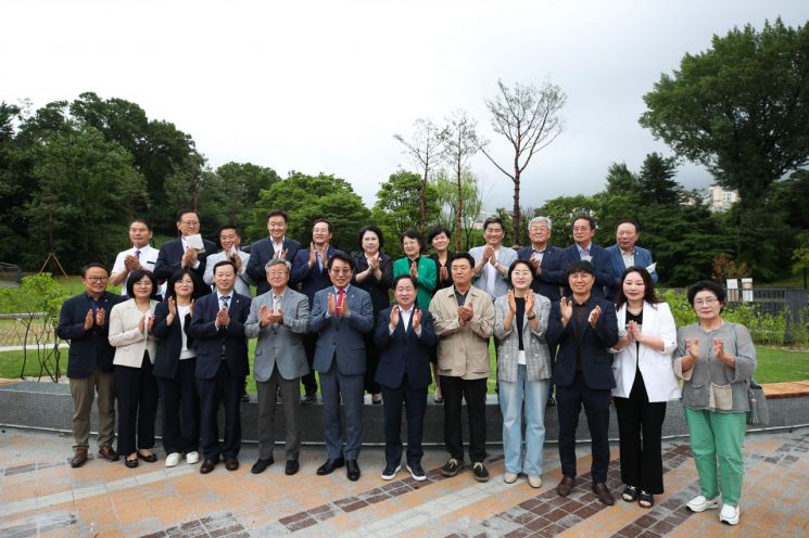 주광덕 남양주시장(앞줄 왼쪽 일곱 번째)이 지난 20일 '남양주 궁집 관람환경 조성사업 주차장 준공 기념행사'에 참석해 기념촬영을 하고 있다.  남양주시 제공