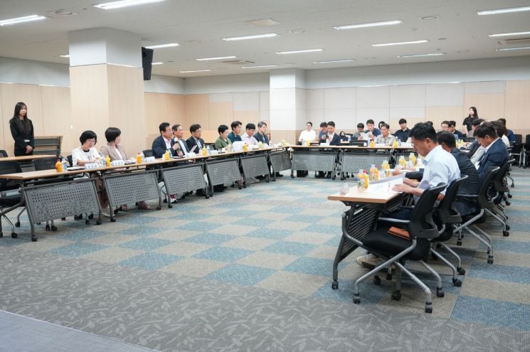 하남시가 지난 20일 미사센텀비즈 지식산업센터에서 '찾아가는 기업애로 상담 및 지원사업 설명회'를 개최하고 있다. 하남시 제공