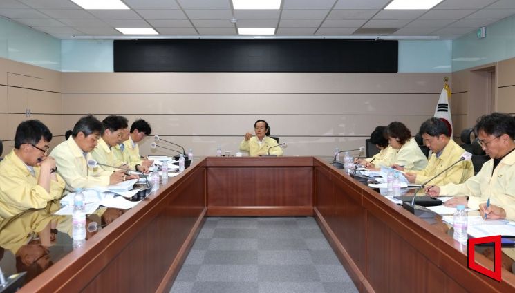 김주수 의성군수가 지난 20일 군청 대회의실에서 장마철 집중호우 대응 '총력전'긴급 대책회의 개최 하고 있다.