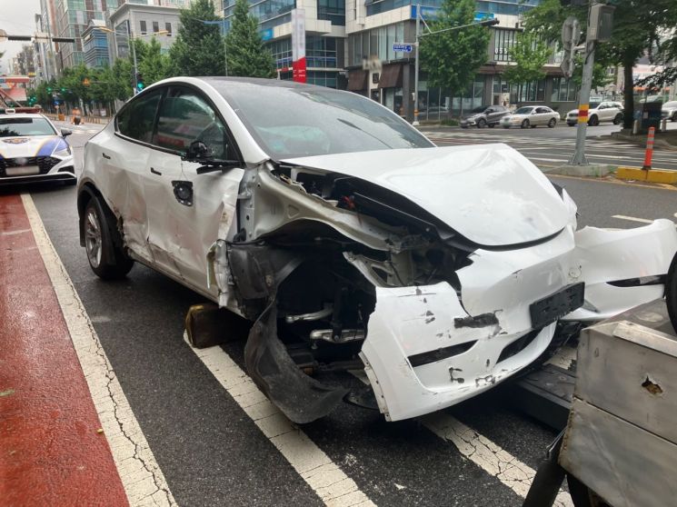 경남 창원시 성산구 우체국 앞 인도로 돌진해 충돌사고를 낸 차량. 독자 제공