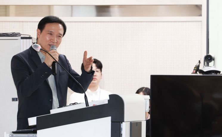 임태희 경기도교육감이 21일 경북대학교 사범대학에서 열린 '2025 한국국제바칼로레아(IB) 교육학회 춘계학술대회'에 참석해 '교육본질 회복을 위한 미래 대학입시 개혁 방안'을 주제로 기조 강연을 하고 있다. 경기도교육청 제공