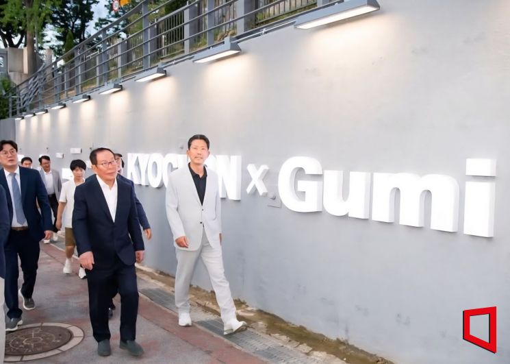 김장호 구미시장(오른쪽)이 교촌 창업주 권원강 회장(왼쪽)과 교촌 문화거리를 관계자들과 나란히 걷고 있다.