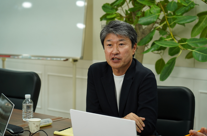 송호준 에코프로 대표가 최근 지주사 직원들을 대상으로 온라인 경영 설명회를 진행하고 있는 모습. 에코프로 제공
