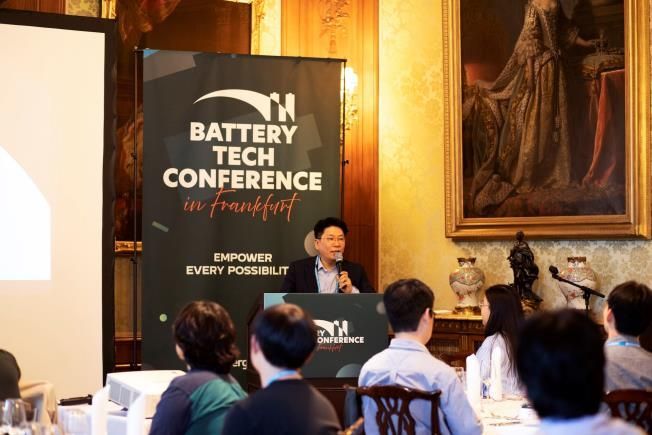 글로벌 인재 채용 행사 'BTC in 프랑크푸르트'에서 발표하는 김동명 LG에너지솔루션 CEO. LG에너지솔루션