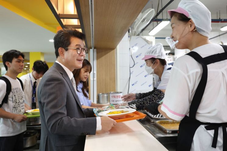성동구가 한양대학교 재학생을 대상으로 ‘천 원의 아침밥’을 지원한다. 사진은 ‘천 원의 아침밥’ 체험을 위해 정원오 성동구청장이 한양대에 방문한 모습. 성동구 제공.