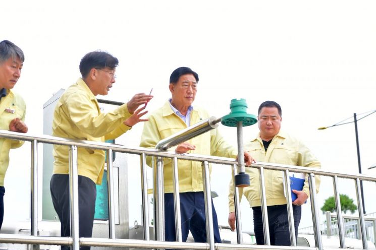 김한종 장성군수(가운데)가 지난 20일 배수펌프장을 찾아 관계자들과 함께 호우 대비 시설 점검을 하고 있다. 장성군 제공
