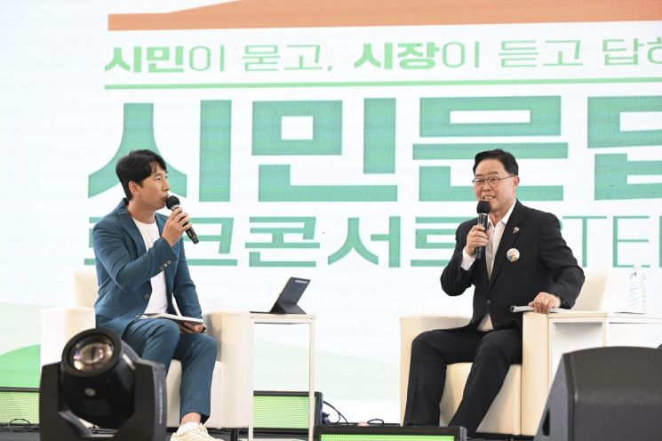 강수현 양주시장이 지난 21일 양주생활문화센터 소극장에서 시민 200여 명이 참석한 가운데 2025년 양주시민 공개강좌 '예민한 아이 잘 키우는 법'을 진행하고 있다. 양주시 제공