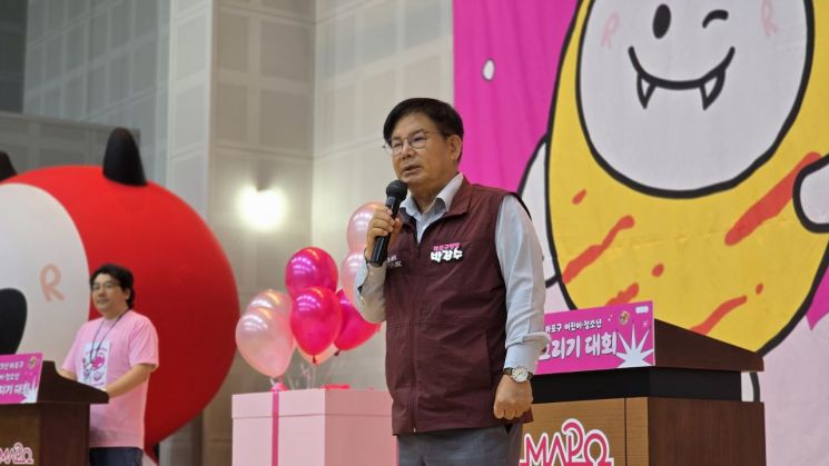 박강수 마포구청장이 ‘2025년 상반기 마포구 어린이·청소년 그림 그리기 대회’에 참석해 인사말을 전하고 있다. 마포구 제공.