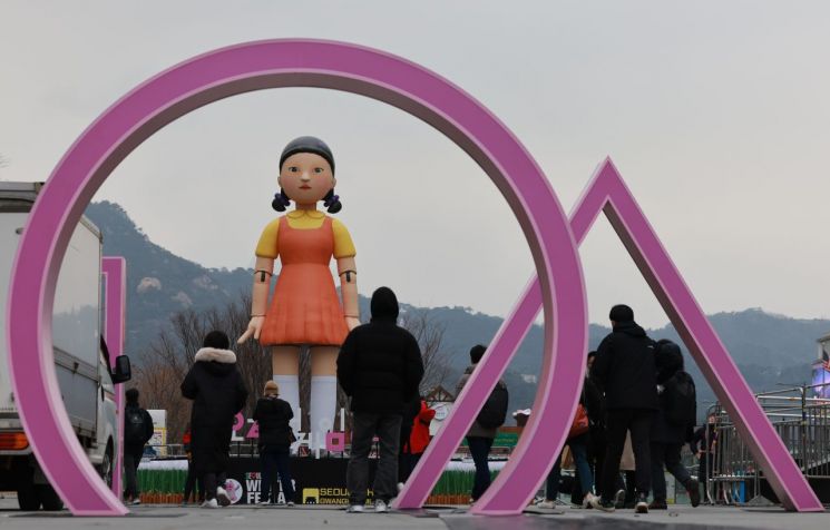 지난해 광화문광장에 등장한 오징어게임 영희.연합뉴스