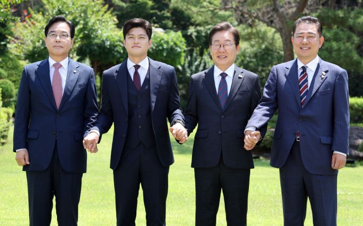 이재명 대통령이 22일 한남동 관저에서 여야 지도부와 오찬에 앞서 기념촬영을 하고 있다. 왼쪽부터 국민의힘 송언석 원내대표, 김용태 비상대책위원장, 이 대통령, 더불어민주당 김병기 당대표 직무대행 겸 원내대표. 연합뉴스