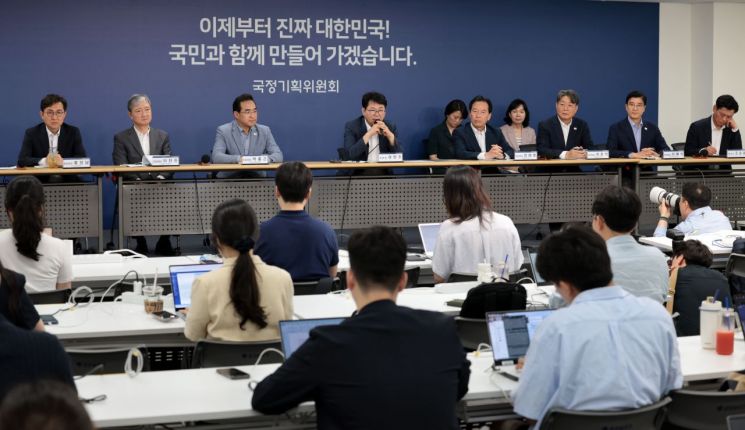 이한주 국정기획위원회 위원장과 분과장들이 22일 서울 종로구 국정기획위원회에서 열린 기자간담회에서 취재진 질문에 답하고 있다. 연합뉴스