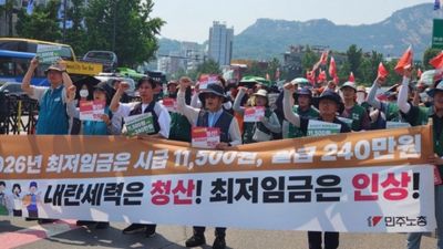 전국민주노동조합총연맹(민주노총)이 지난 18일 서울 도심에서 집회를 열고 내년도 최저임금 인상을 요구하고 있다. 연합뉴스