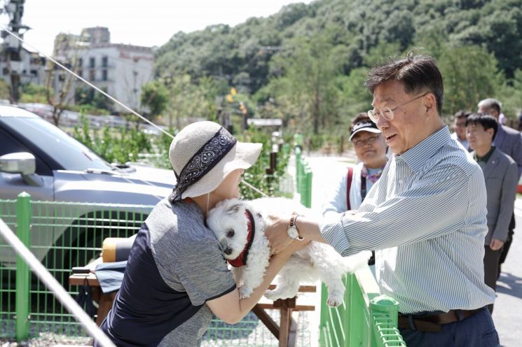 신상진 성남시장이 22일 오토캠핑장 반려견 동반 사이트에 반려견과 함께 방문한 시민과 인사를 나누고 있다. 성남시 제공
