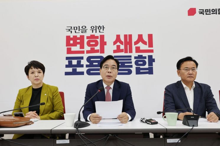 국민의힘 송언석 원내대표가 22일 서울 여의도 국회에서 대통령-여야 지도부 오찬 관련 기자간담회를 하고 있다. 연합뉴스