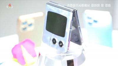 북한 조선중앙TV의 손전화기(스마트폰) 사용법 프로그램에서 노출된 ‘마두산’ 브랜드 폴더블 스마트폰 연합뉴스