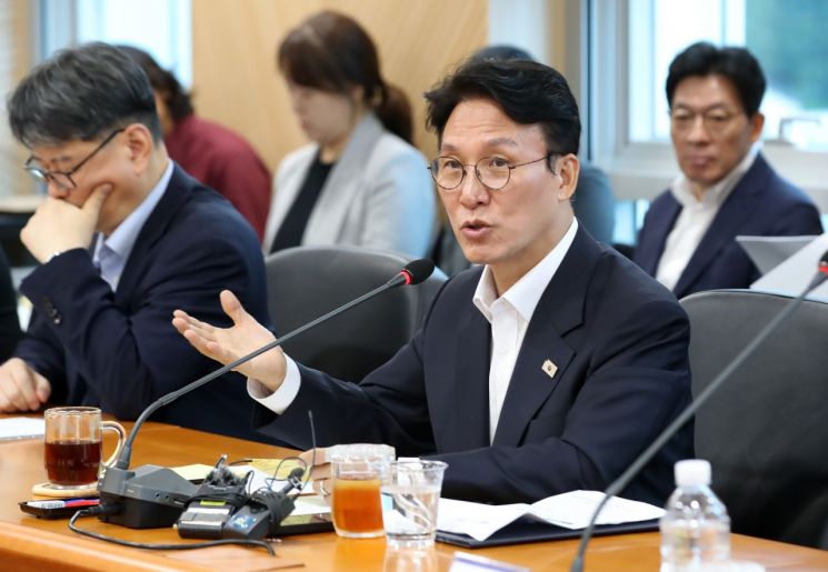 김민석 국무총리 후보자가 지난 20일 대구 수성구 대구디지털혁신진흥원에서 열린 '인공지능 전환(AX) 연구거점 조성을 위한 경청 간담회'에서 모두발언하고 있다. 연합뉴스