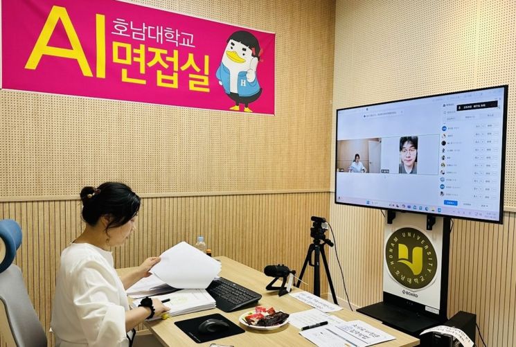 호남대학교 대학원이 본교 일자리센터 내 AI 면접실에서 해외에 체류 중인 외국인 지원자 82명을 대상으로 AI 기반 온라인 구술 전형을 실시했다. 호남대학교 제공