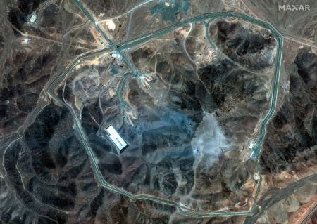 지난 21일(현지시간) 새벽 미군 공습을 받은 이란 포르도 핵시설의 지하단지가 22일 맥사테놀로지스의 위성 촬영을 통해 클로즈업으로 포착됐다. 포르도 핵시설은 이란 수도 테헤란에서 남쪽으로 약 160㎞, 성지인 곰주(州)에서 북쪽으로 약 30㎞ 떨어진 산악지대 지하에 위치한다. 로이터연합뉴스