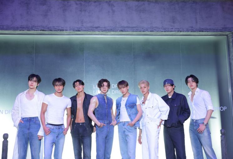 그룹 에이티즈(ATEEZ)의 미니 12집이 미국 '빌보드 200' 2위에 올랐다. KQ
