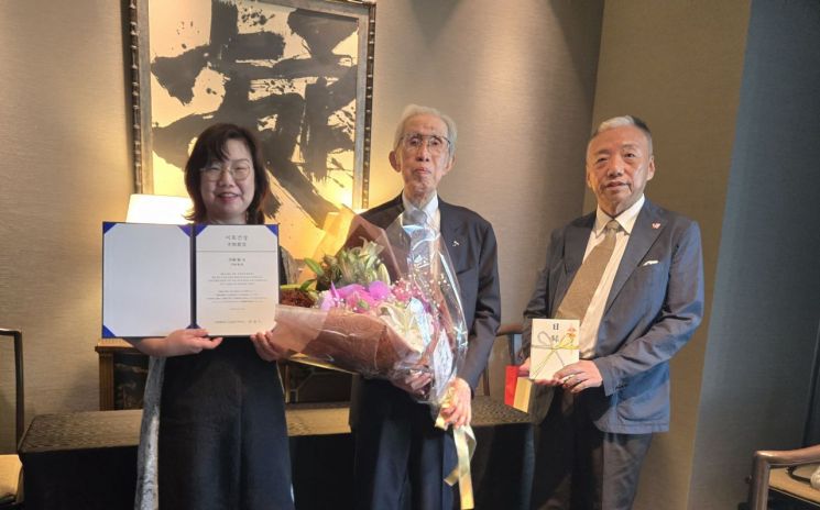 지난 19일 일본 오사카 웨스틴 호텔에서 '이희건 상' 초대 수상자로 선정된 이우에 사토시 전 산요전기 회장(가운데)이 이훈 재단법인 이희건 한일교류재단 고문, 이경재 이사와 기념촬영을 하고 있다. 신한금융 제공.