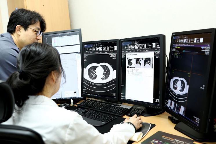 조선대병원 영상의학과 김진웅·선현주 교수가 인공지능(AI) 기반 흉부 CT 판독 보조 솔루션에 대해 이야기하고 있다. 조선대병원 제공