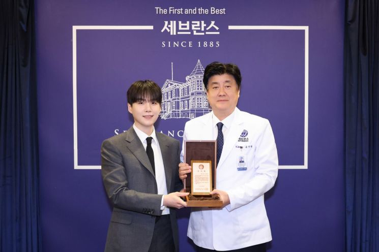 금기창 연세의료원장과 슈가가 23일 민윤기 치료센터 착공식에서 기념 사진을 촬영하고 있다. 사진=연세의료원