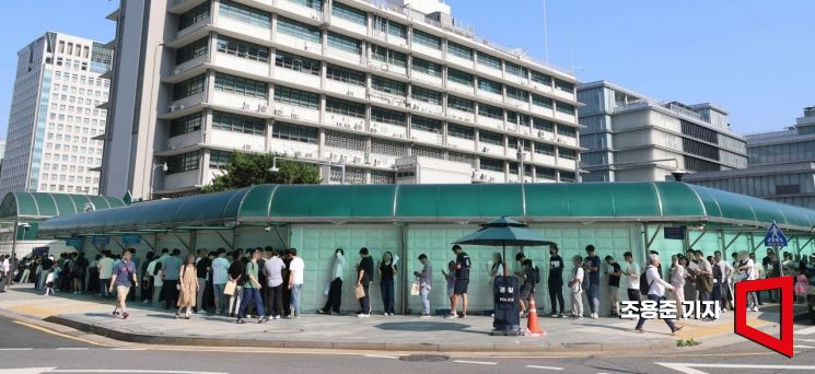 미국 국무부가 일시 중단했던 외국인 유학생 및 연수생에 대한 미국 입국 비자 발급 관련 절차를 재개한 가운데 23일 서울 종로구 미국대사관 앞은 비자를 받으려는 사람들로 긴줄이 이어지고 있다. 2025.6.23 조용준 기자