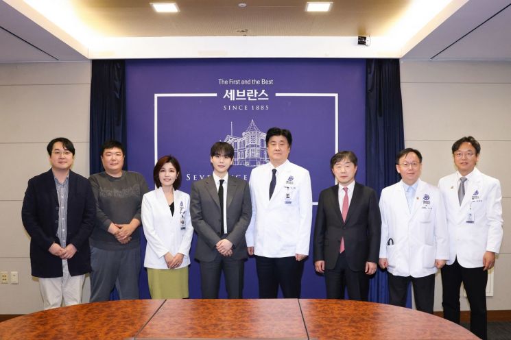 연세의료원 관계자들과 슈가가 23일 서울 서대문구 세브란스병원 제중관에서 열린 '민윤기 치료센터' 착공식에서 단체 기념 사진을 촬영하고 있다. 사진제공=연세의료원