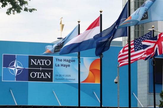 22일(현지시간) 네덜란드 헤이그에 설치된 북대서양조약기구(NATO·나토) 국기들이 바람에 휘날리고 있다. 로이터연합뉴스