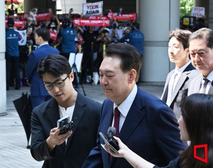 [포토] '내란 혐의' 8차 공판 출석하는 尹...'묵묵부답'