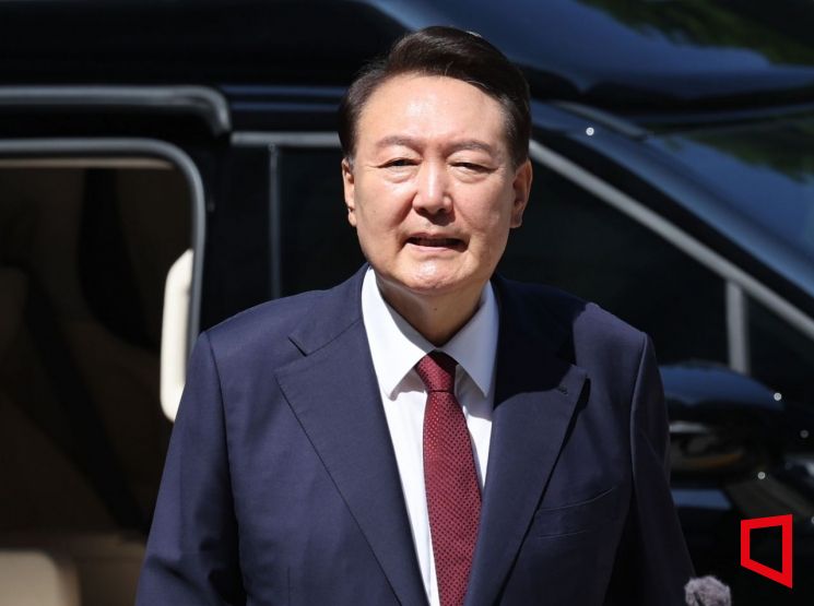 윤석열 전 대통령이 23일 서울 서초구 서울중앙지방법원에서 열린 내란 우두머리 혐의·직권남용 권리행사 방해 혐의 사건 8차 공판에 출석하고 있다. 2025.6.23 사진공동취재단