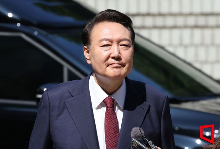 윤석열 전 대통령이 23일 서울 서초구 서울중앙지방법원에서 열린 내란 우두머리 혐의·직권남용 권리행사 방해 혐의 사건 8차 공판에 출석하고 있다. 2025.6.23 사진공동취재단