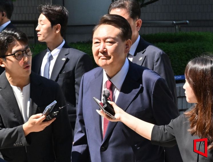 윤석열 전 대통령이 23일 서울 서초구 서울중앙지방법원에서 열린 내란 우두머리 혐의·직권남용 권리행사 방해 혐의 사건 8차 공판에 출석하고 있다. 2025.6.23 사진공동취재단